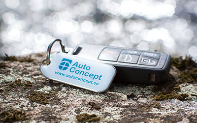 Bilnyckel med AutoConcept nyckelbricka på en sten