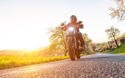 Motorcykel_sol_väg_vår